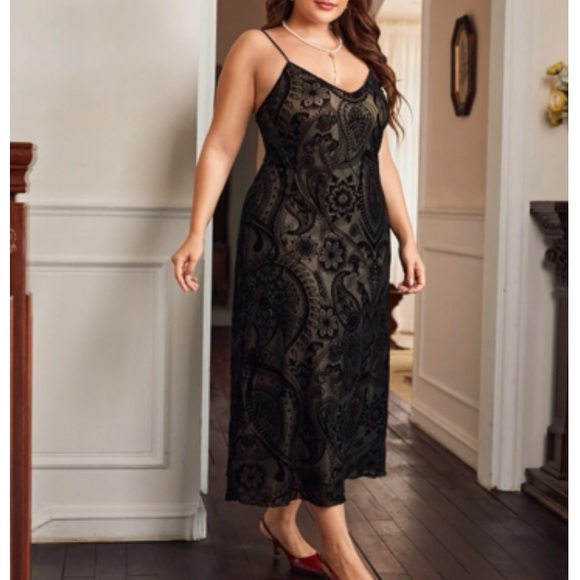 Plus size luxe black floral print cami dress - Picture 7 of 9